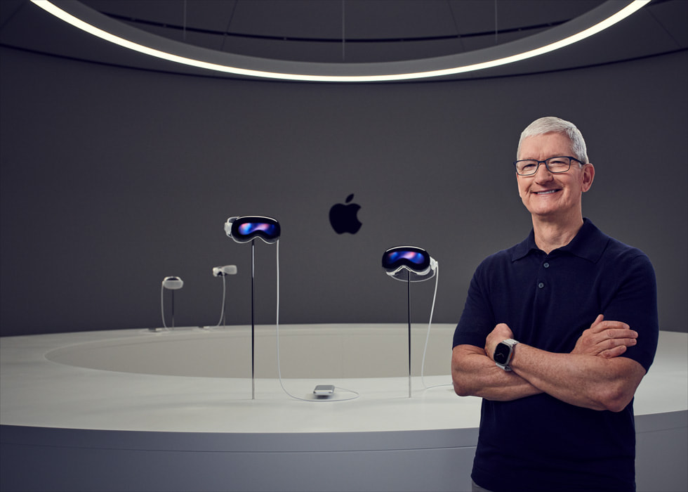 Apple ceo Tim Cook poses with new devices announced at WWDC 2023 for developers